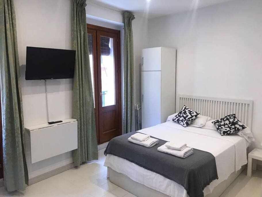 Un Genial Estudio En El Barrio Las Cortes Madrid Buitenkant foto