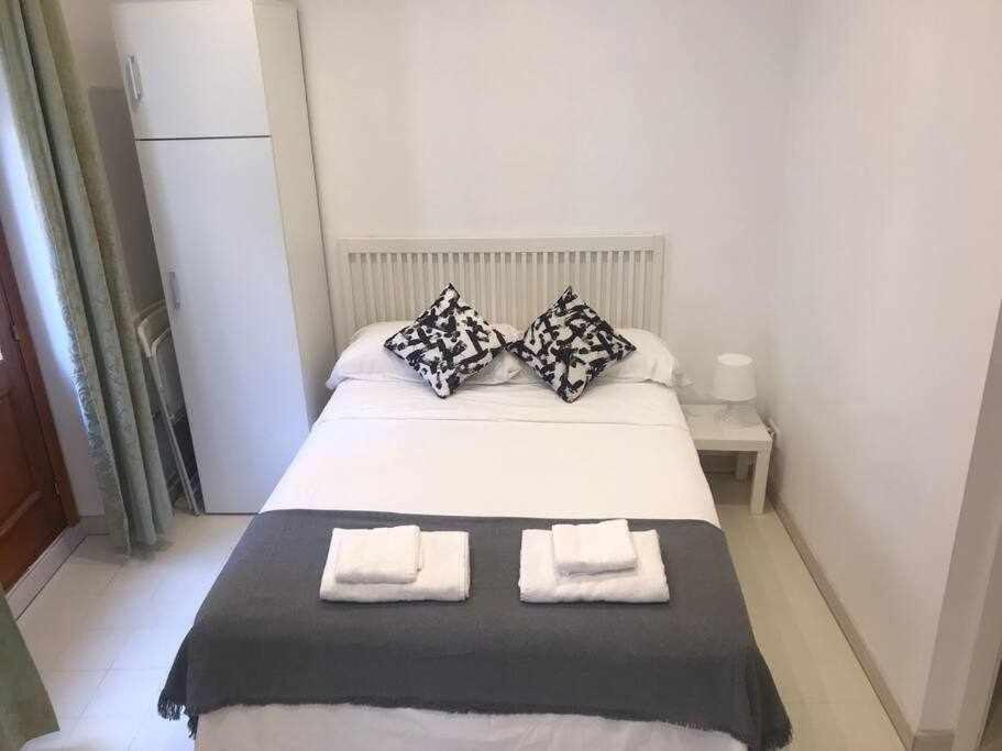 Un Genial Estudio En El Barrio Las Cortes Madrid Buitenkant foto