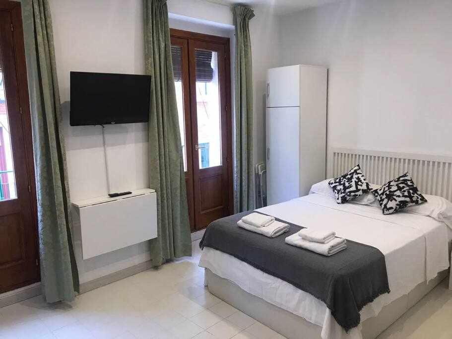Un Genial Estudio En El Barrio Las Cortes Madrid Buitenkant foto