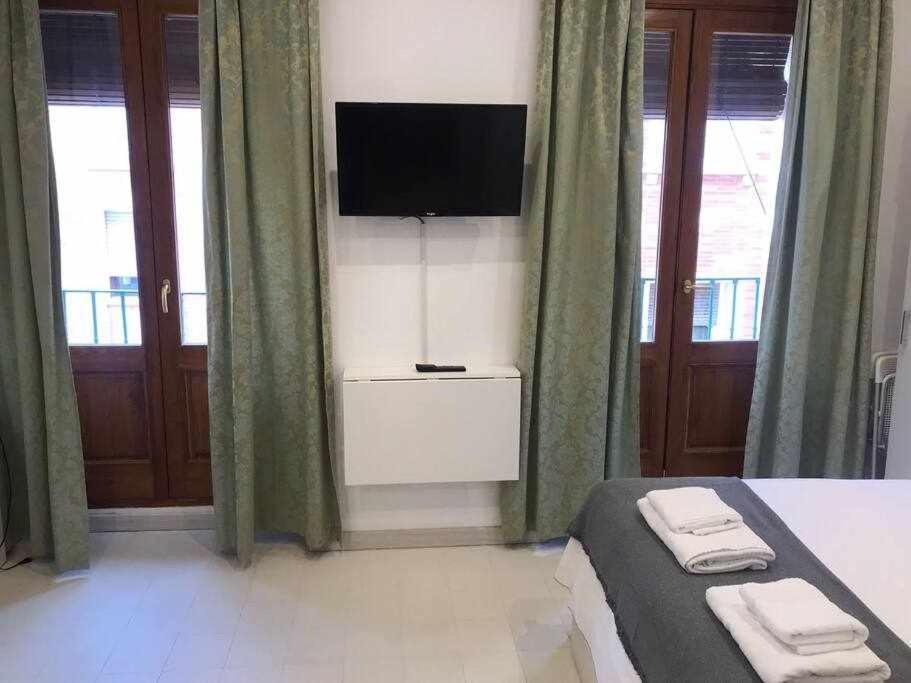 Un Genial Estudio En El Barrio Las Cortes Madrid Buitenkant foto